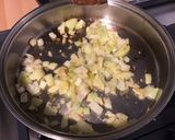 Une image de l'étape 6 de Moules aux tomates, champignons et persil.