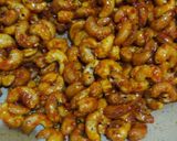 Foto langkah ke 6 dari resep Kacang Mede Karamel Pedas.