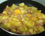 Foto del paso 9 de la receta: Sartén de patatas, huevos y salchichas con queso mozarella