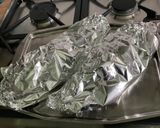 Une image de l'étape 4 de Dorades royales en papillote à l ail, citron et persil avec piments grillés.