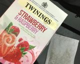 A picture of step 1 of Strawberry and raspberry iced tea.