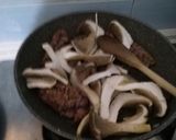 Foto del passaggio 1 della ricetta Tagliatelle funghi piselli e salsiccia
