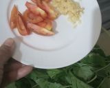 Foto langkah ke 1 dari resep Sayur Bening Bayam Tomat.