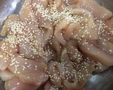 รูปขั้นตอนการทำที่ 1 ของ “อกไก่หมักซอสข้นทอดกรอบ”