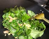 Foto langkah ke 3 dari resep Tumis bayam jagung manis.