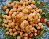 Foto del paso 3 de la receta: Ensalada de garbanzos y rúcula con langostinos