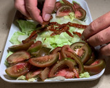Foto del paso 5 de la receta: Ensalada de tomates, aguacate, verduras encurtidas y rulo de cabra tostado