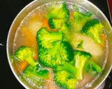 Foto langkah ke 3 dari resep Sup Ayam Daun Jeruk versi Ambyar Kitchen.