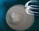 Fehér csokis-nutellás-kekszes kanalas desszert recept fázis 2 fotója