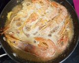 Foto del paso 3 de la receta: Calamares encebollados con gambas