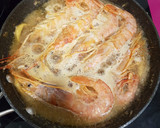Foto del paso 3 de la receta: Calamares encebollados con gambas
