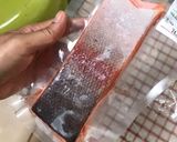 Foto langkah ke 1 dari resep Salmon panggang dabu-dabu.