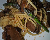 Foto del paso 8 de la receta: Espaguetis con champiñones, ajos, cayena y alcaparras