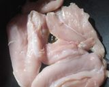 Foto del paso 2 de la receta: Pollo a la crema, con cebolla de verdeo y papines
