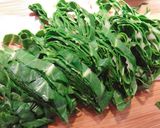 Hình bước làm 1 của món 🌱 Mì Nưa Xào Nấm Mỡ & Lá Cải Bẹ Trắng (Vegan)
