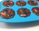 Foto del paso 3 de la receta: ¡Muffin de chocolate con frutilla y arándanos!