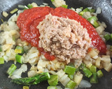 Foto del paso 3 de la receta: Colirroz en sofrito de atún