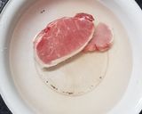 รูปขั้นตอนการทำที่ 1 ของ หมูอบกระเทียมพริกไทยดำขมิ้นเก๋ากี๋ สูตรหม้อหุงข้าว