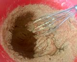 Foto del paso 3 de la receta: Queque volteado de manzana y pera