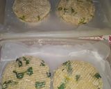 Foto del paso 2 de la receta: 🐟 Súper Hamburguesas de Merluza con: Verdeo y Pimiento Verde😛