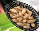 Foto del paso 1 de la receta: Espinacas con dátiles y piñones en Lékué al microondas