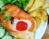 Hình bước làm 3 của món Cá hồi áp chảo ăn kèm khoai tây chiên + salad sốt dầu giấm 🥗🐟