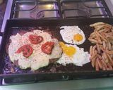Foto del paso 6 de la receta: Hamburguesa picante a la chapa con papas y huevo frito