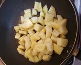 Foto del paso 2 de la receta: Papas salteadas con ajo y limón..
