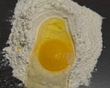 Foto del paso 1 de la receta: Anímate al amasado: pastas con huevo