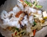 รูปขั้นตอนการทำที่ 4 ของ ก๋วยเตี๋ยวผัดขี้เมาผักใส่เต้าหู้