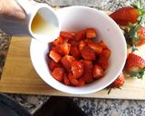 Foto del paso 3 de la receta Barquitas de merengue rellenas de crema de ricota y fresas