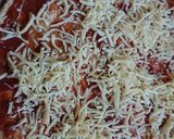 صورة لخطوة 2 من وصفة بيتزا 🍕 السجق 😋😋