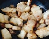 Hình bước làm 1 của món Ba chỉ kho dưa cải chua