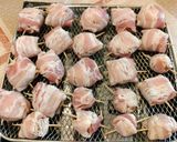 Baconbe göngyölt gomba air fryerben salátával recept fázis 3 fotója