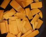 Foto del passaggio 3 della ricetta Farfalle rigate alla zucca con olive e pinoli