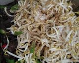 Foto langkah ke 4 dari resep Jamur Kuping Tumis Toge.