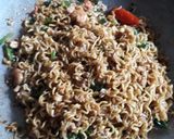 Foto langkah ke 5 dari resep Indomie Goreng Praktis.