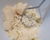 Foto del paso 2 de la receta: Tortitas de papa con atún y queso