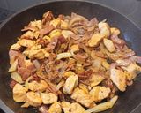 Foto del paso 2 de la receta: Pollo con bacon y cebolla en salsa miel mostaza