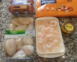 Foto del paso 1 de la receta: Ensalada de huevos de choco y gambas con Mini crujientes de Atún