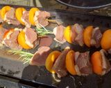 Une image de l'étape 11 de Brochette de magret de canard, abricot et romarin.