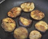 Foto del paso 1 de la receta: Bocaditos de berenjena🍆con queso🥯tomate y pollo🍅🍗🧀