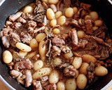 Foto del paso 11 de la receta: Lagarto y salchichas de cerdo con champiñones, patatas y alcachofas