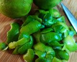 Foto del paso 2 de la receta: Tartar de salmón con salsa de lima