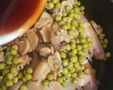 Foto del paso 2 de la receta: Salchichas frescas con champiñones y guisantes