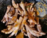 Foto langkah ke 3 dari resep Ceker Bumbu Kecap Pedas.