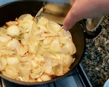 Foto del paso 3 de la receta: Bacalao en salsa de cebolla y uvas pasa