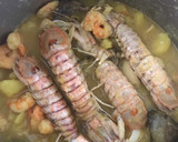 Foto del paso 11 de la receta: Guisadito de calamar, galeras y langostinos (olor a viernes)