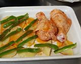Foto del paso 3 de la receta Muslos de pollo al horno con patata y pimiento