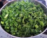 A picture of step 1 of Coriander Mint chutney.